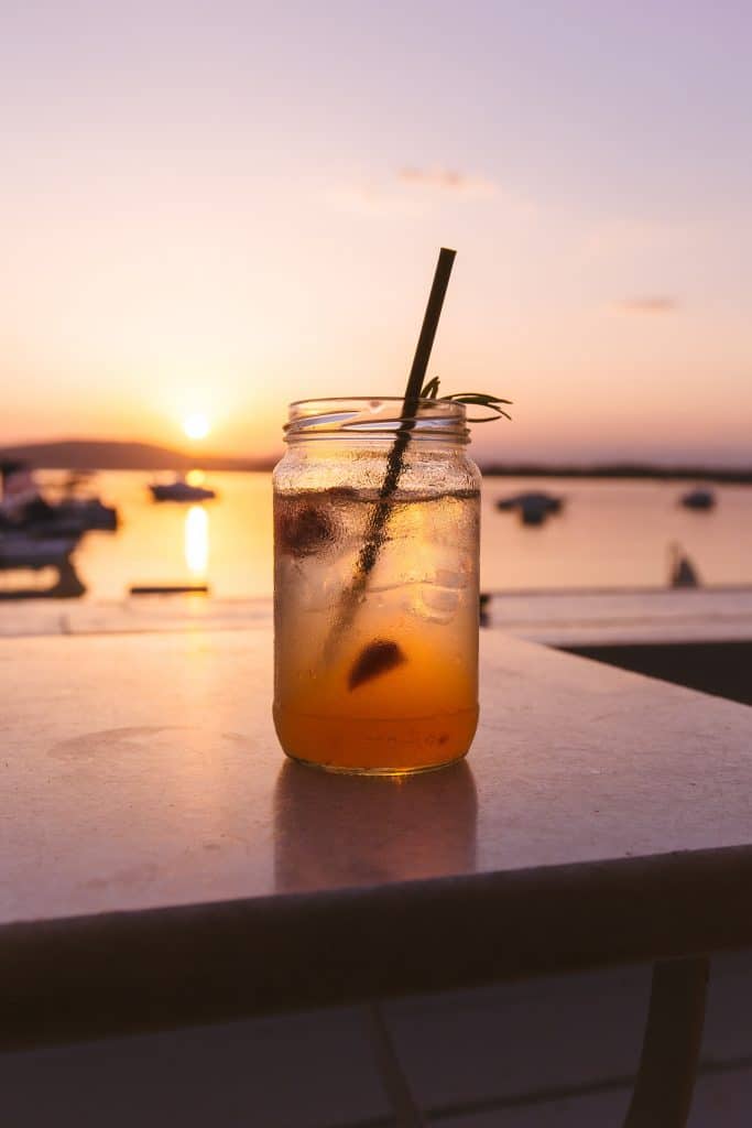 Cocktail beim Sonnenuntergang